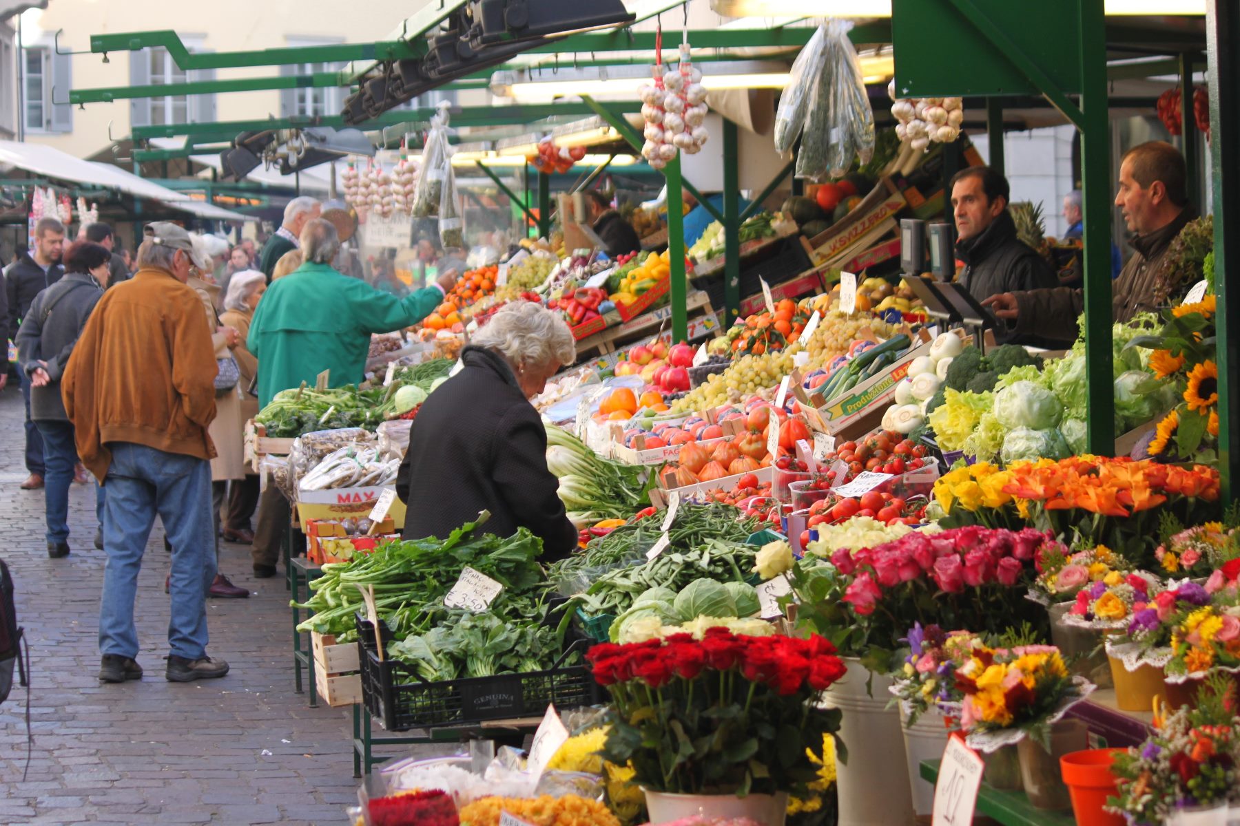 Der Bozner Obstmarkt gleicht einem arabischen Basar